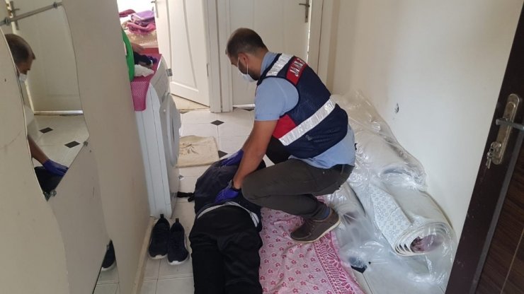 Fare ilacıyla uyuşturucu yapıp satan 3 kişi yakalandı