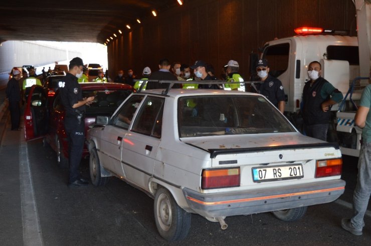 Kazayı izlerlerken kaza yaptılar