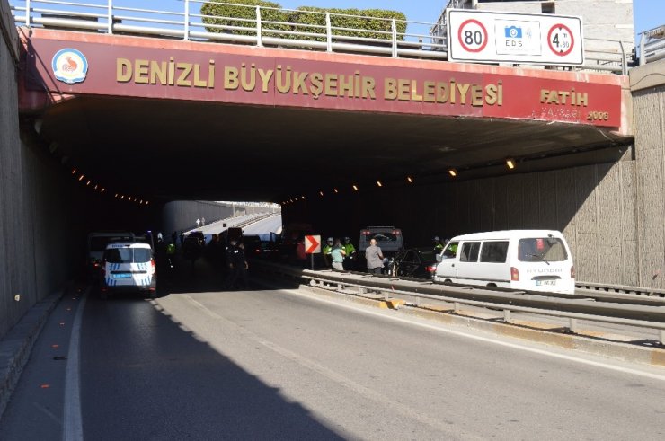 Kazayı izlerlerken kaza yaptılar
