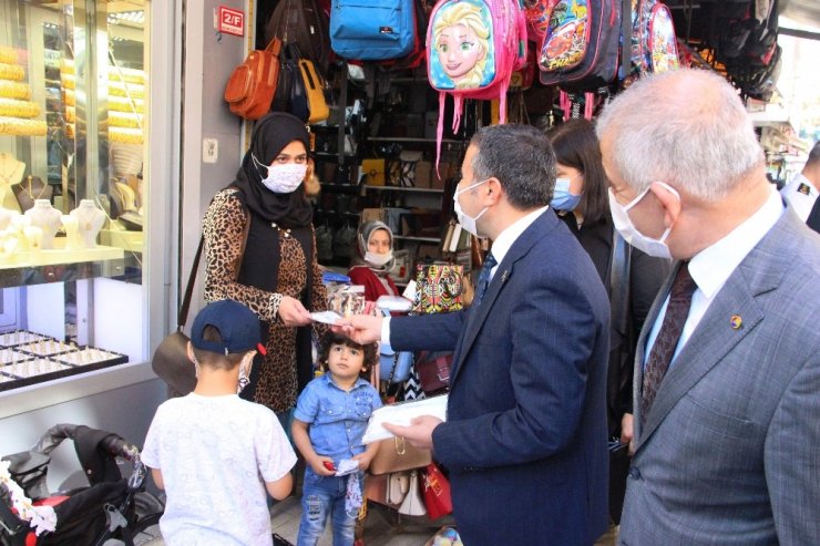 Denetimde ceza yerine maske dağıtıldı