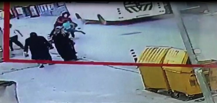 Yola fırlayan çocuğu Allah korudu