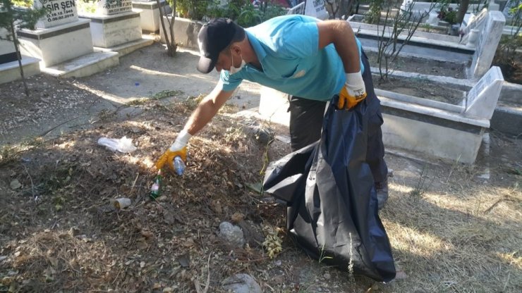 Hatay’da mezarlıklarda 32 kamyonet dolusu çöp toplandı
