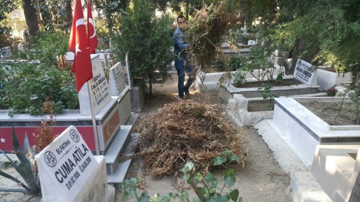 Hatay’da mezarlıklarda 32 kamyonet dolusu çöp toplandı