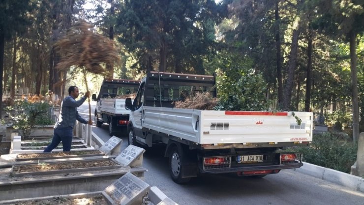 Hatay’da mezarlıklarda 32 kamyonet dolusu çöp toplandı