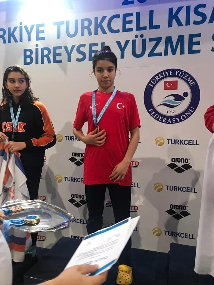 Kayserili milli yüzücü Enka’ya transfer oldu