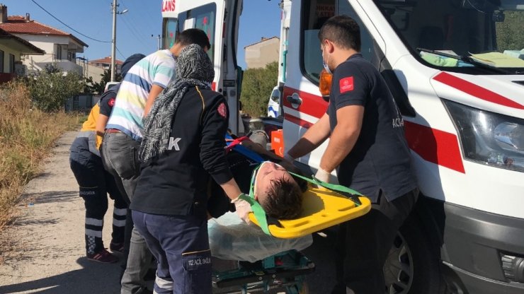 Kaza yapan ehliyetsiz motosiklet sürücüsü sağlık ekiplerini adeta ecel teri döktürdü