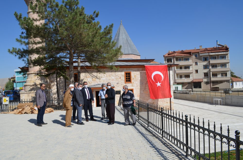 Konya Ilgın'daki tarihi Pir Hüseyin Bey Camii yıllar süren restorasyonun ardından cuma namazıyla ibadete açıldı