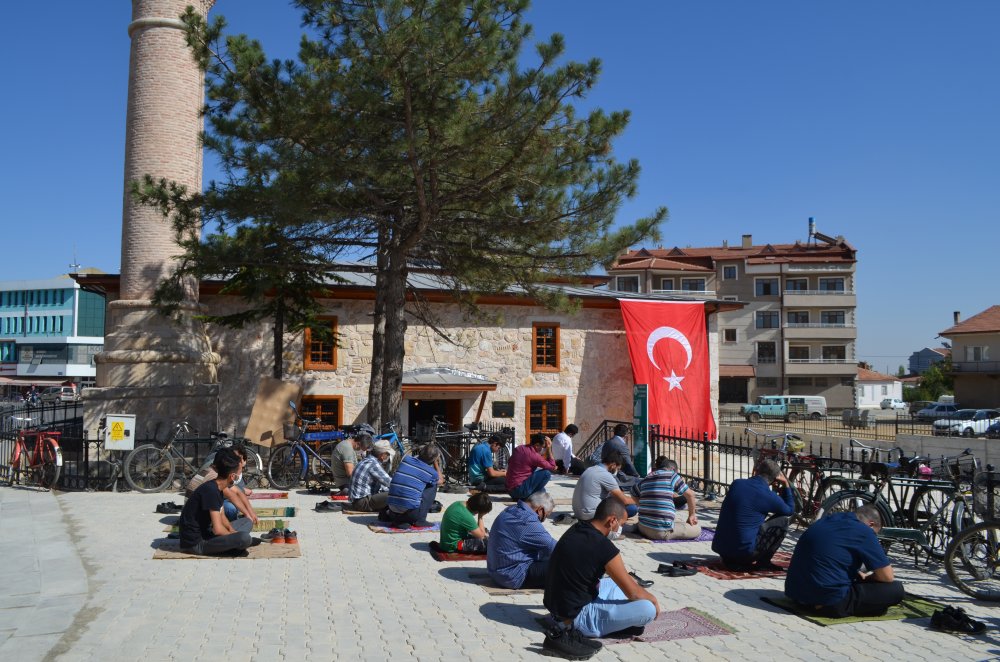 Konya Ilgın'daki tarihi Pir Hüseyin Bey Camii yıllar süren restorasyonun ardından cuma namazıyla ibadete açıldı