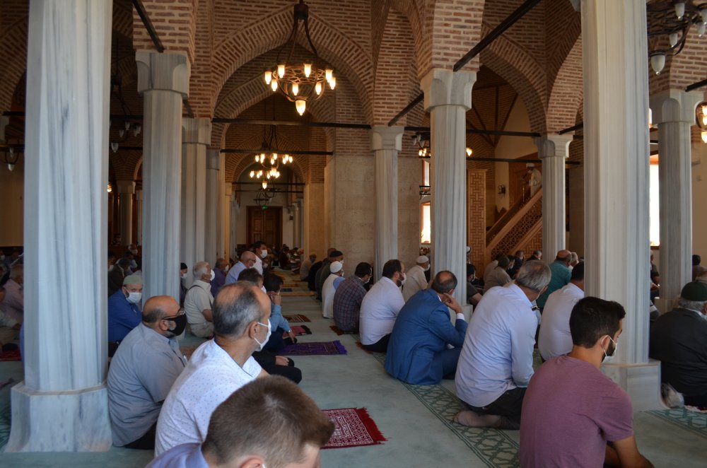 Konya Ilgın'daki tarihi Pir Hüseyin Bey Camii yıllar süren restorasyonun ardından cuma namazıyla ibadete açıldı