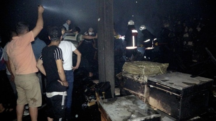 Depodaki sandıklar yandı, dumandan etkilenen 1 kişi hastaneye kaldırıldı