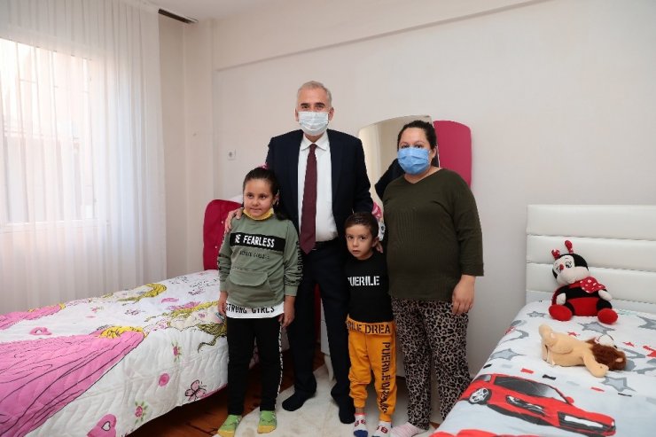 Evleri yanan Özgül ailesinin ilk misafiri Başkan Zolan oldu