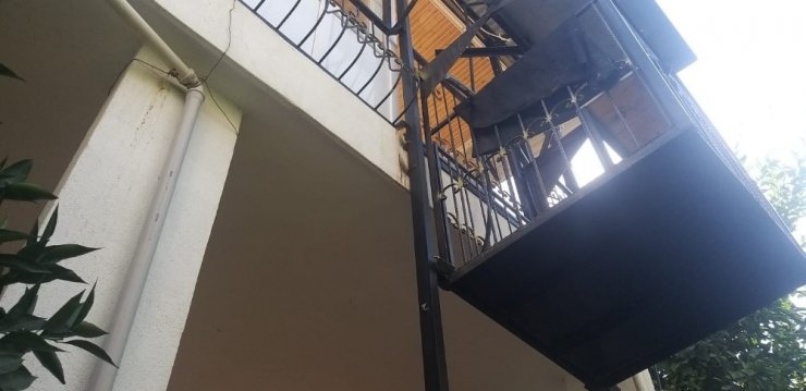 5 metre yükseklikteki çardaktan düşen vatandaş yaralandı