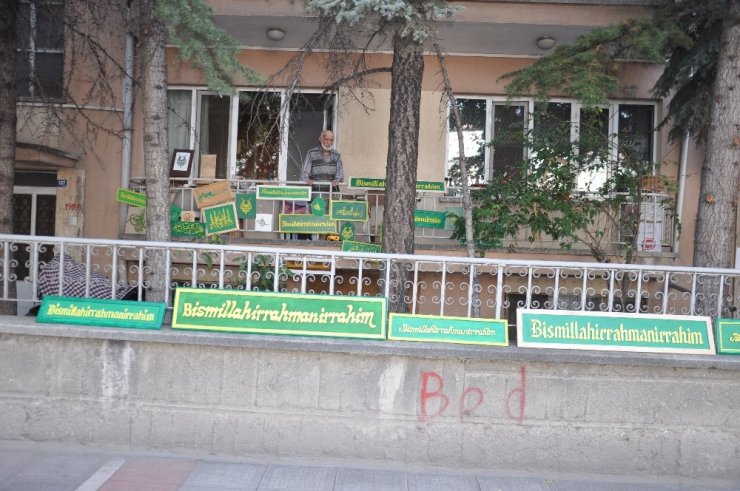 Evini atölyeye, balkonunu ise sergi salonuna çevirdi