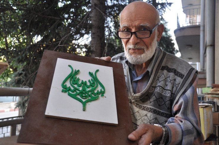 Evini atölyeye, balkonunu ise sergi salonuna çevirdi