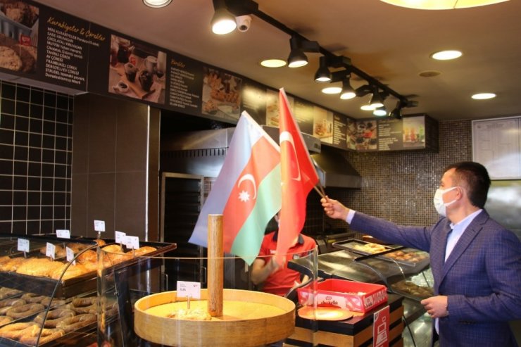 Başkent esnafına Azerbaycan bayrağı
