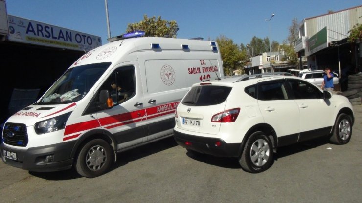 Geri geri gelen otomobile çarpan motosikletin sürücüsü yaralandı