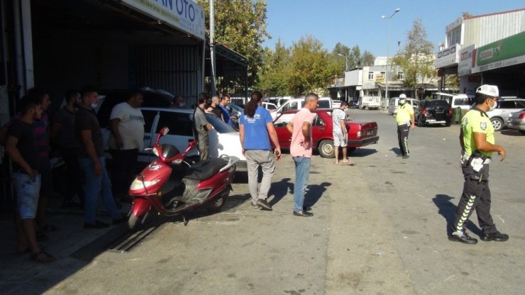 Geri geri gelen otomobile çarpan motosikletin sürücüsü yaralandı