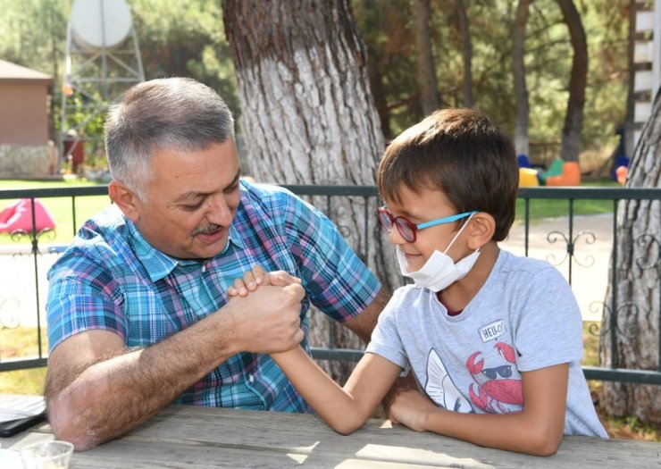 Vali Yazıcı, “Sağlık Çalışanları Anne ve Kız Kampı”na katıldı