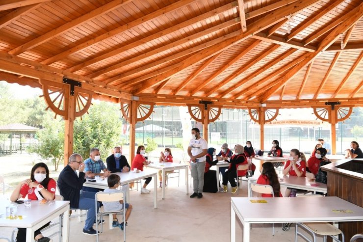 Vali Yazıcı, “Sağlık Çalışanları Anne ve Kız Kampı”na katıldı