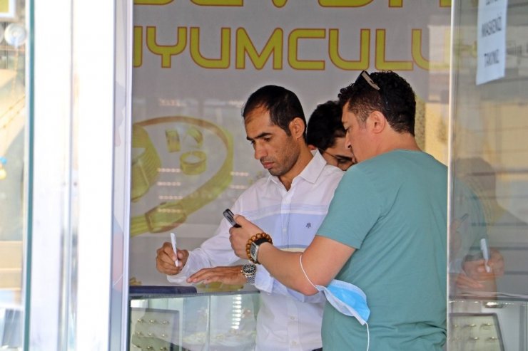 Polis kıyafetli şüphelinin soyduğu kuyumcunun 1 yıl önce de bayıltılarak soyulduğu ortaya çıktı