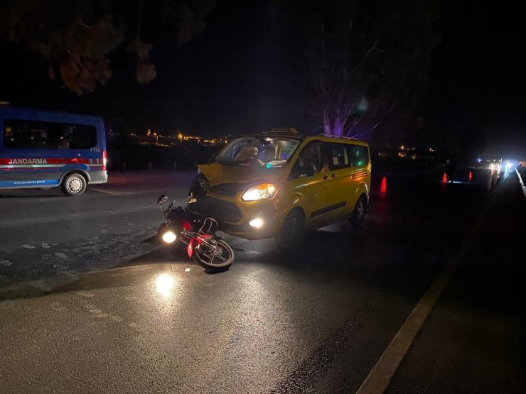 Manavgat’ta ticari taksiyle motosiklet çarpıştı: 2 yaralı
