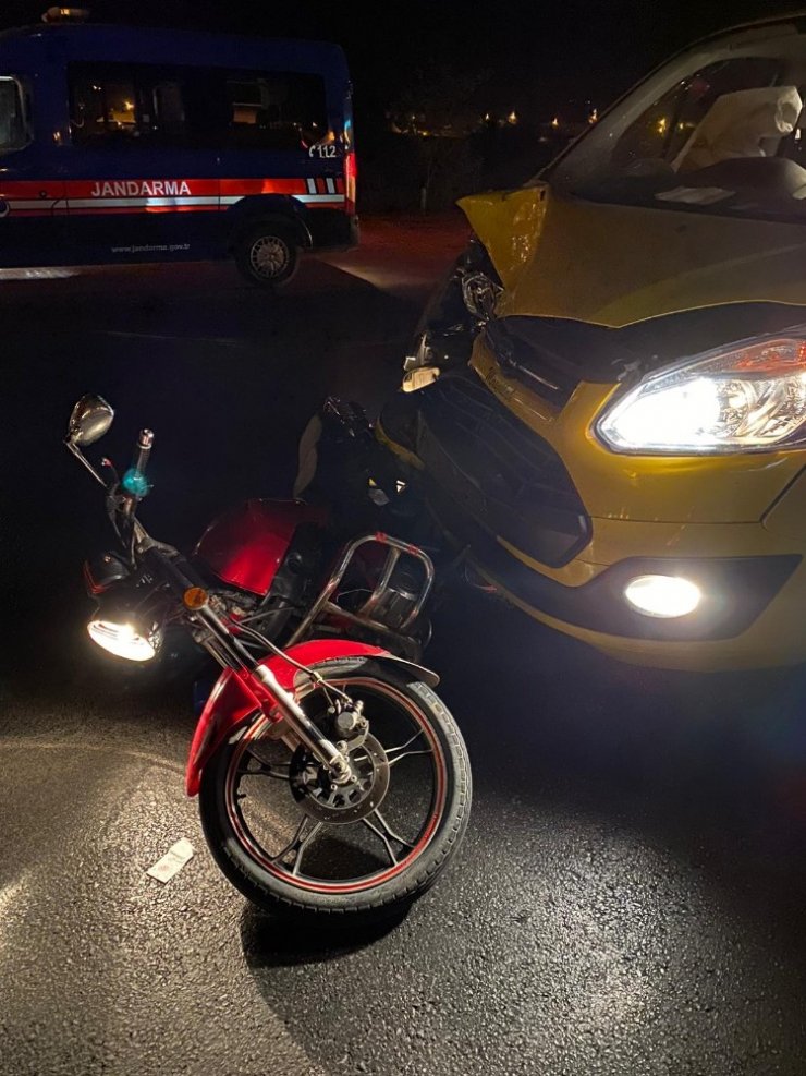 Manavgat’ta ticari taksiyle motosiklet çarpıştı: 2 yaralı