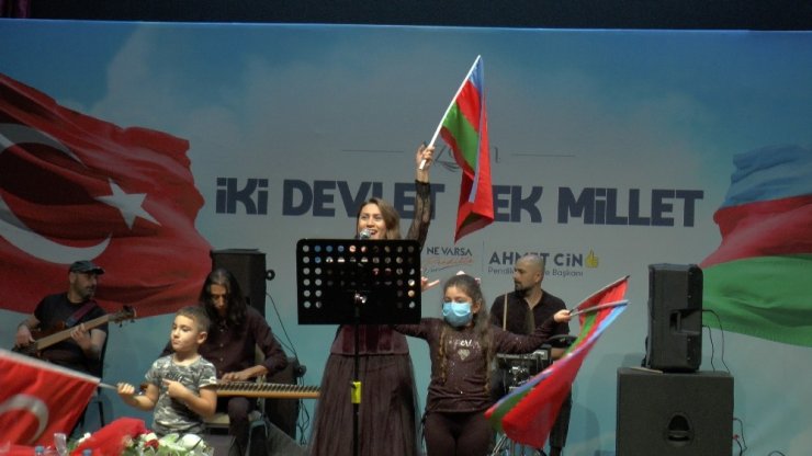 Azerbaycan Devlet Sanatçısı Azerin: “Karabağ’da Azerbaycan bayrağını dalgalandıracağız”