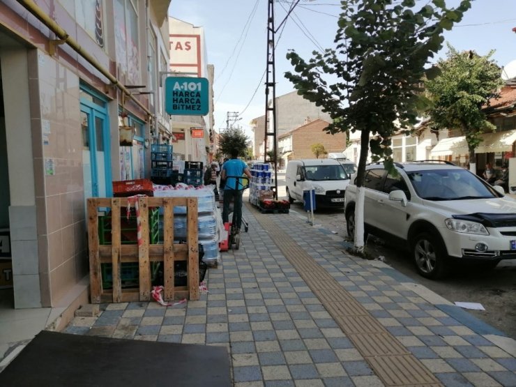 Engelli yolu engel dolu