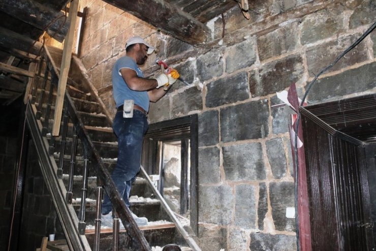 Bitlis’te 130 yıllık tarihi yapı, Fuat Sezgin Kültür Evi olarak onarılıyor