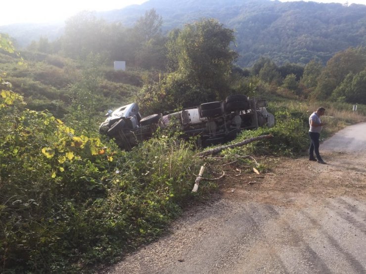 Beton mikseri şarampole uçtu: 1 yaralı
