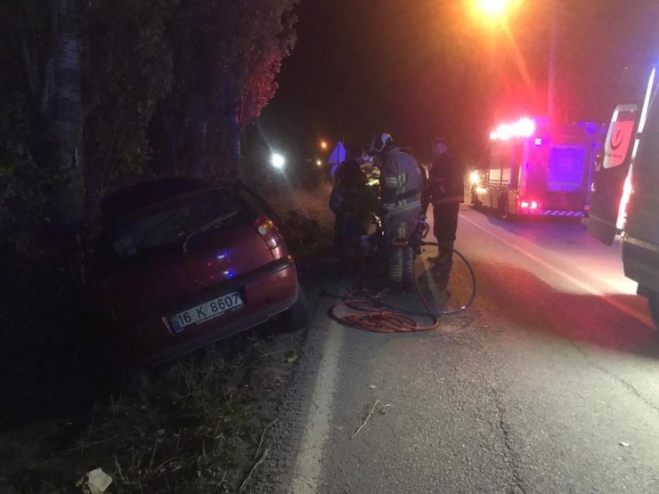 Virajı alamayan otomobil ağaca çarptı: 1’i ağır 2 yaralı