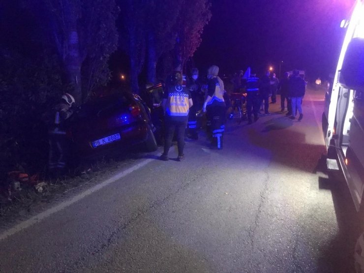 Virajı alamayan otomobil ağaca çarptı: 1’i ağır 2 yaralı