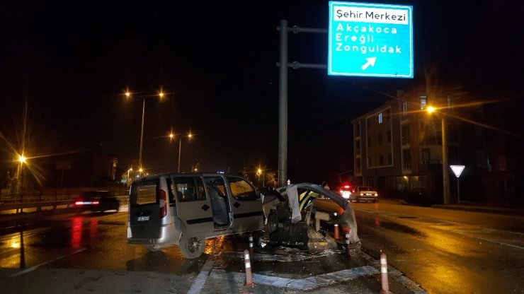 Yol ayrımında bariyerlere çarpan otomobilin sürücüsü yaralandı