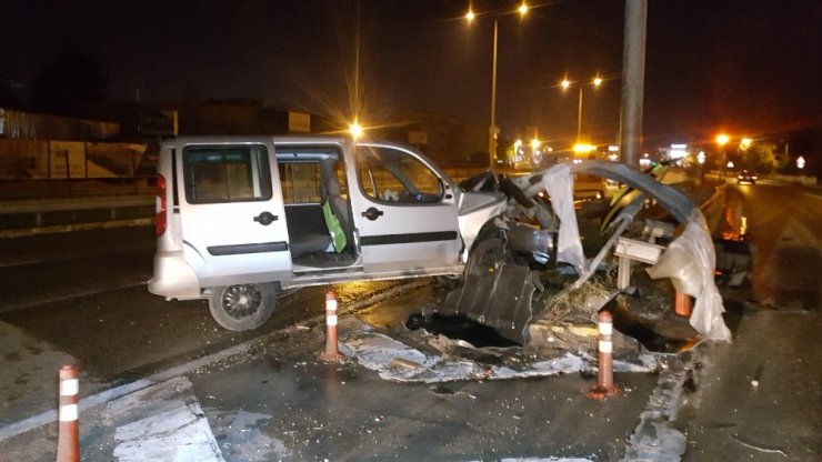 Yol ayrımında bariyerlere çarpan otomobilin sürücüsü yaralandı