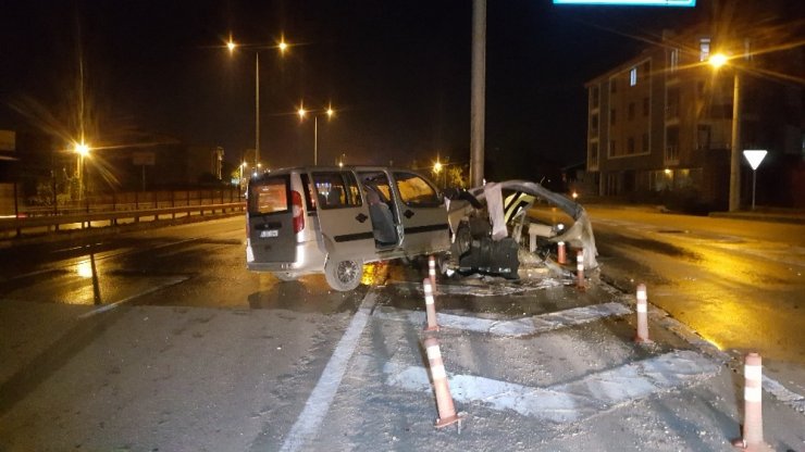 Yol ayrımında bariyerlere çarpan otomobilin sürücüsü yaralandı
