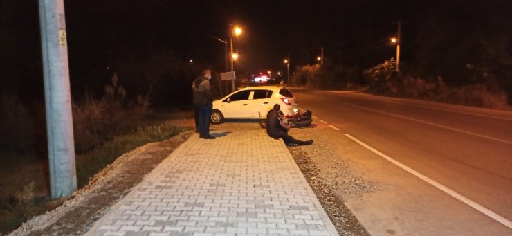 Motosiklet sürücüsü dönüş yapan otomobile çarptı