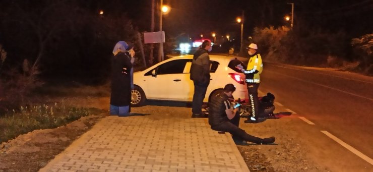 Motosiklet sürücüsü dönüş yapan otomobile çarptı