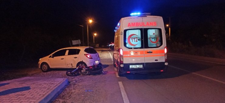 Motosiklet sürücüsü dönüş yapan otomobile çarptı