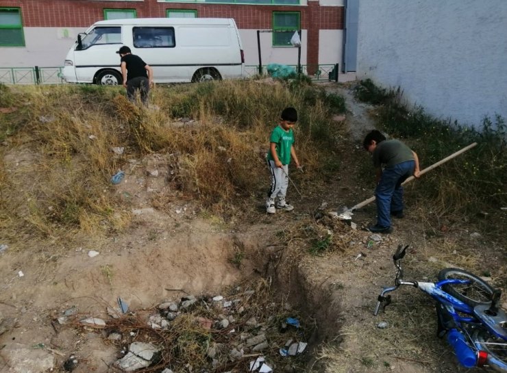 Çocukların kazma kürekli bisiklet aşkı