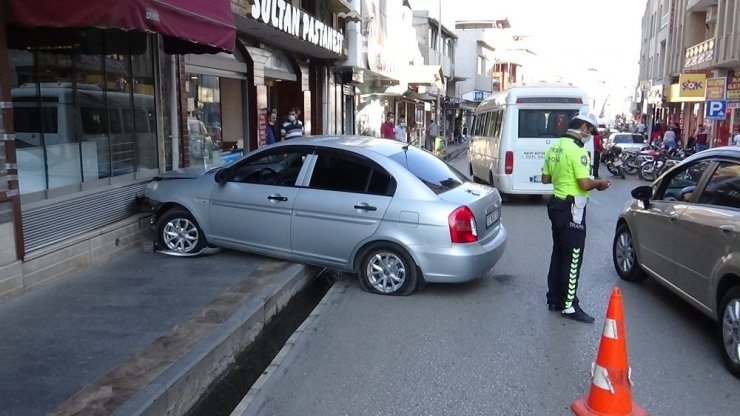 Sürücü direksiyon başında kalk krizi geçirince araç pastane duvarına çarptı