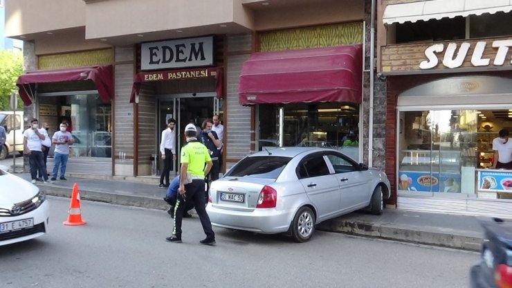 Sürücü direksiyon başında kalk krizi geçirince araç pastane duvarına çarptı