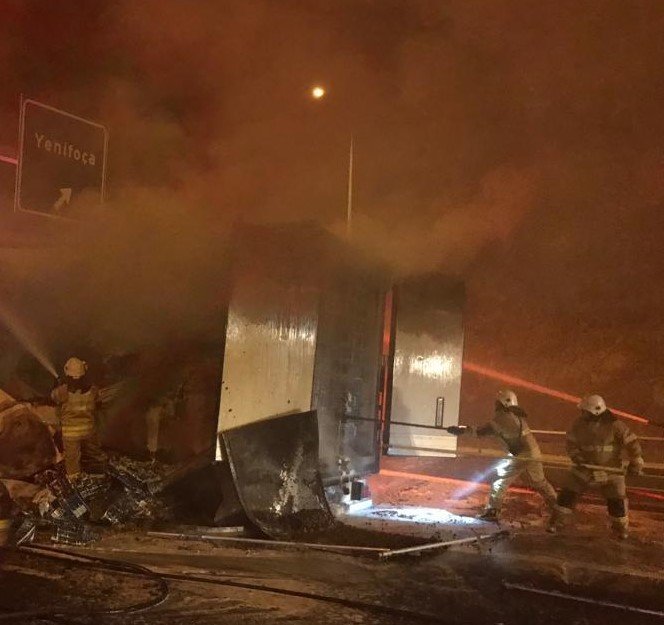 İzmir’de biber yüklü tırın dorsesi, alev alev yandı