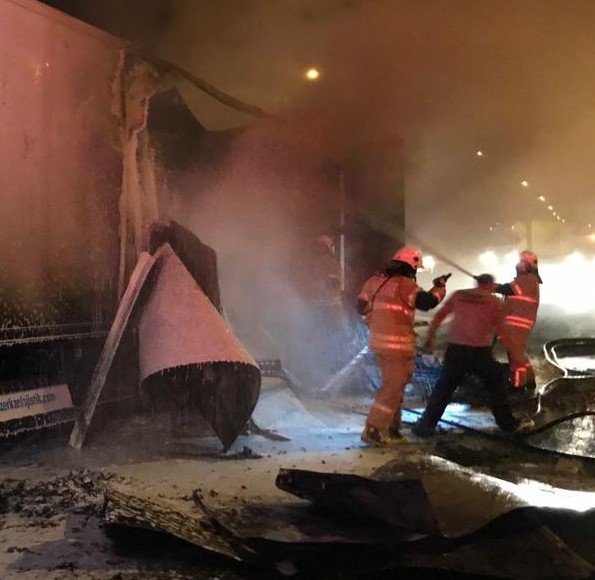 İzmir’de biber yüklü tırın dorsesi, alev alev yandı