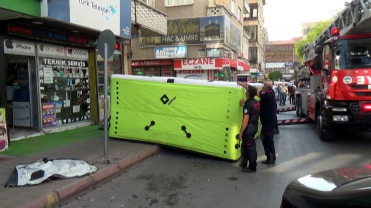 İntihar etmek isteyen kadını polis tek hamleyle kurtardı