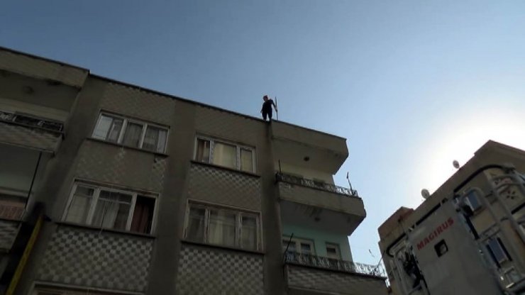İntihar etmek isteyen kadını polis tek hamleyle kurtardı