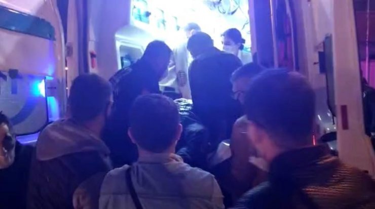 Kaza yapan motosikletliyi kartonla yağmurdan korudular