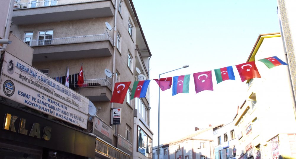 Kırşehir STK'ları ve vatandaşlardan Azerbaycan'a bayraklı destek