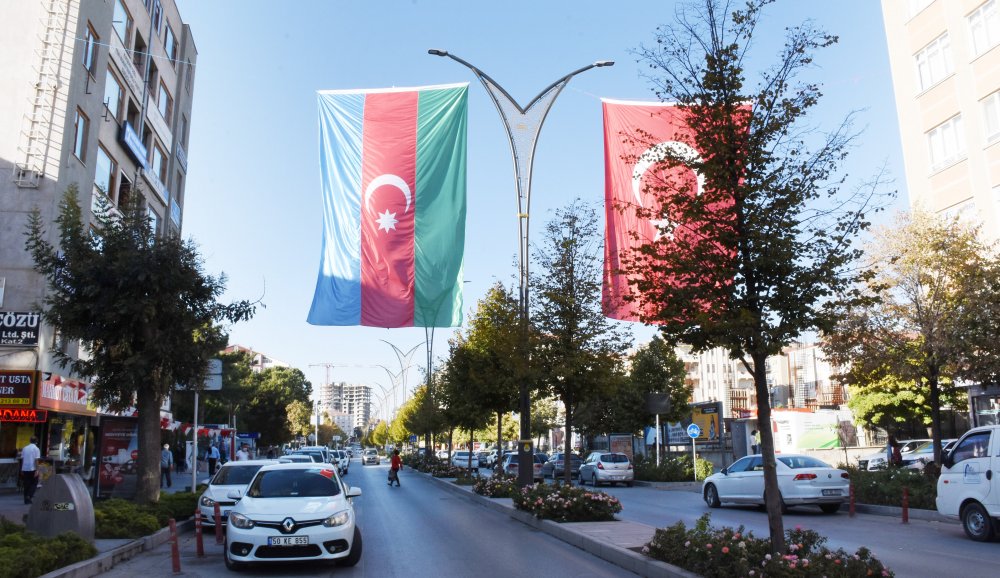 Kırşehir STK'ları ve vatandaşlardan Azerbaycan'a bayraklı destek
