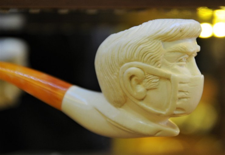 Lületaşına Korona virüs dokunuşu, figürlere maske işlediler