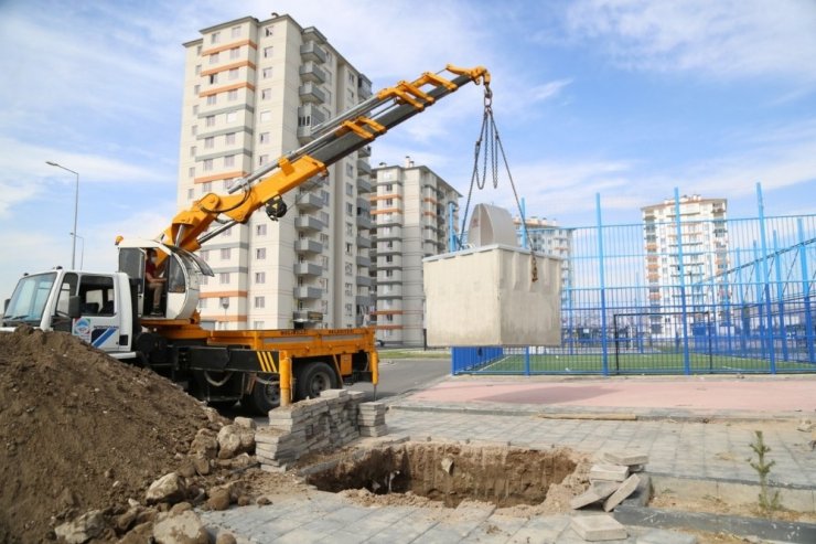 Melikgazi’de yer altı çöp konteynerleri ile koku ve bakterilerin önüne geçiliyor